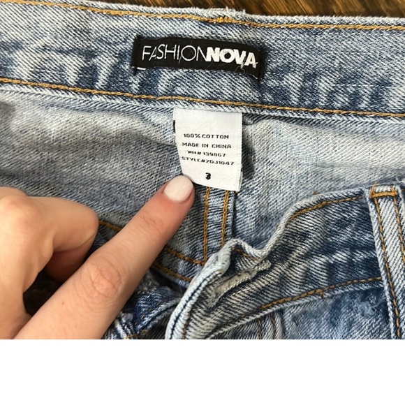 Fashion nova crossover straight leg jeans. Light blue wash - Picture 5 of 6